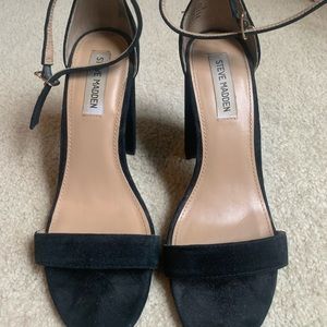STEVE MADDEN 9.5 BLACK VELVET 2 STRAP SANDAL